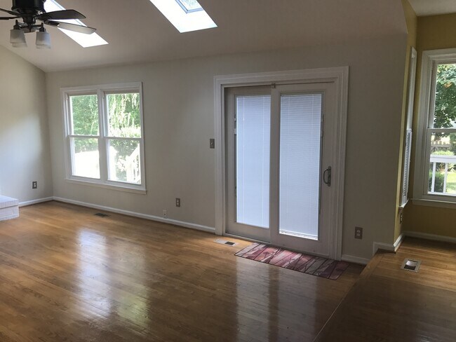 Foto del edificio - SPACIOUS SINGLE FAMILY HOME WITH 2 CAR GAR...