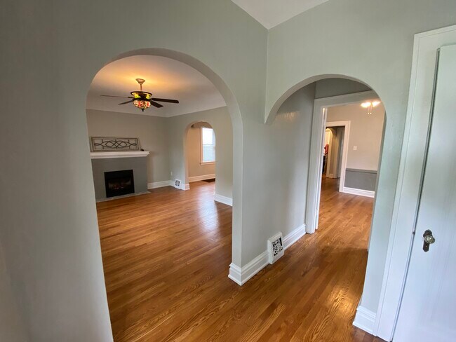 Building Photo - 1216 Pembroke Dr