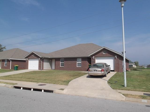 Building Photo - 817 Meadowlands Dr