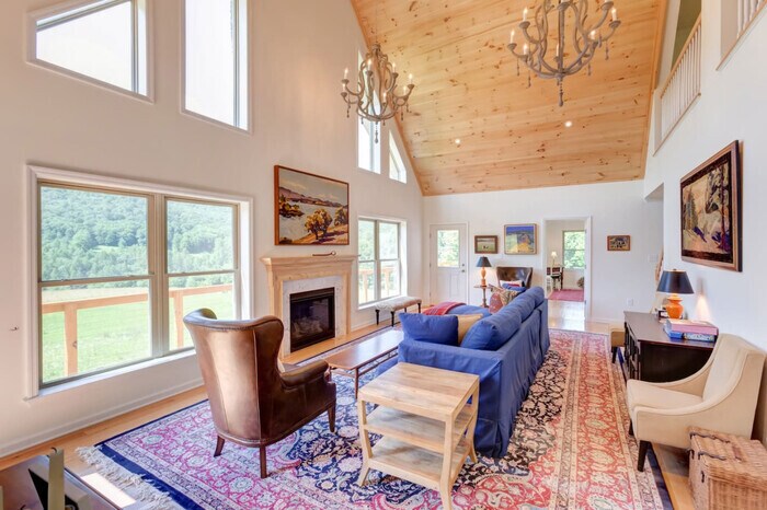 Foto principal - 111 Acres, 4 BR Expansive Home in Mountains