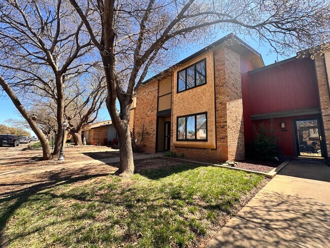 Building Photo - 3 bed 3 bath 2 car garage brick town home now available