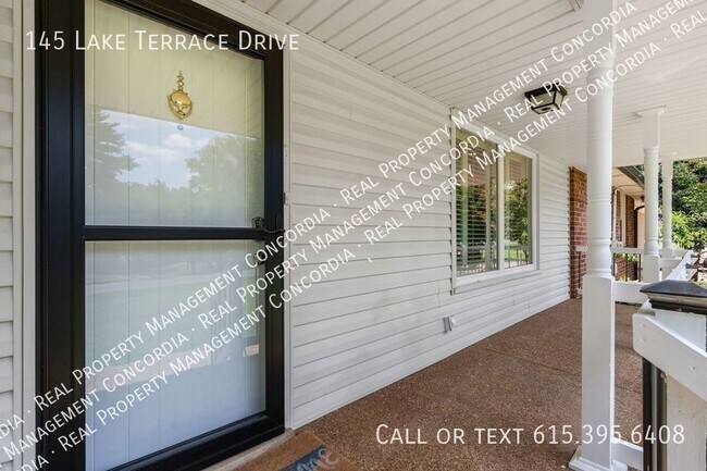 Foto del edificio - Huge Fenced in Yard just yards from the Lake!