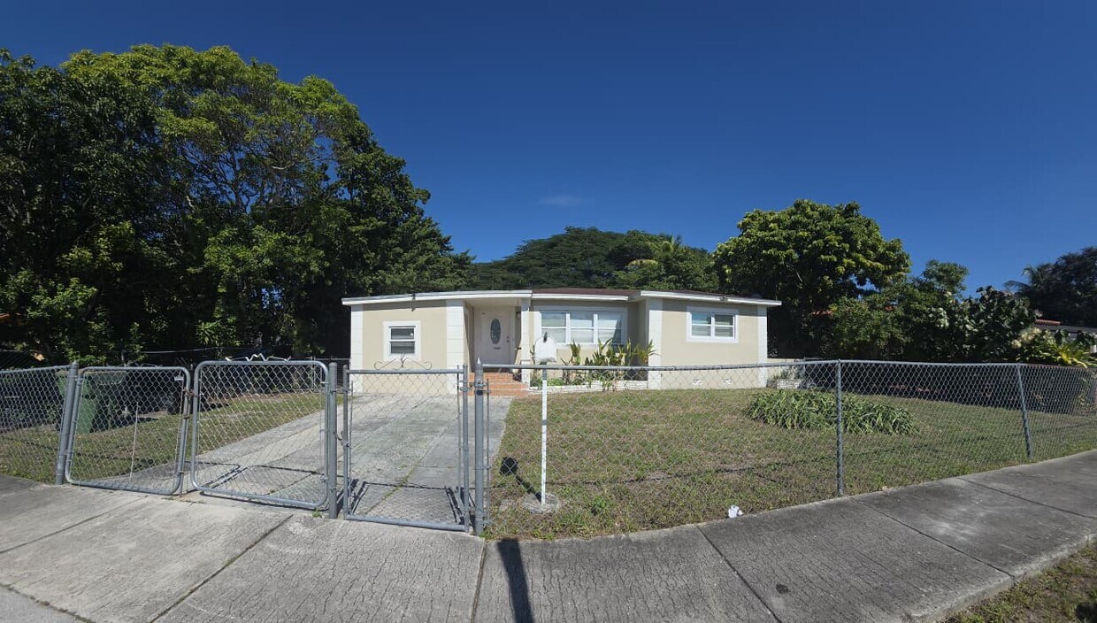 Foto principal - 1085 NW 133rd St