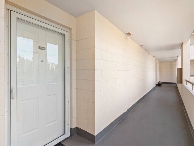 Foto del edificio - 6605 W Burnside St