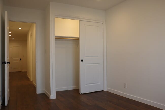 Building Photo - 1052 Jamestown Ave