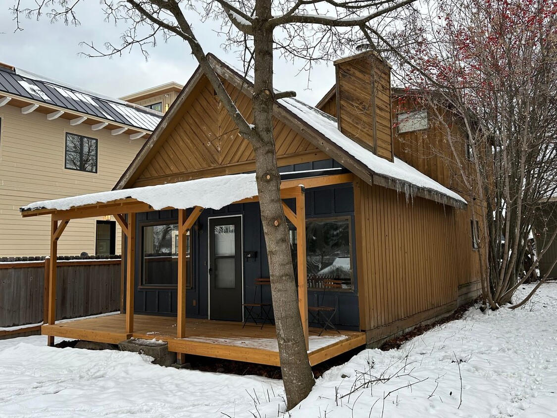 Primary Photo - Whitefish home near beach