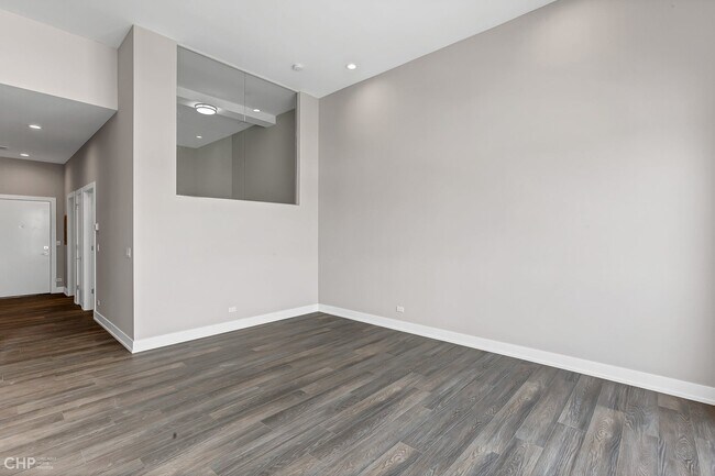 Foto del edificio - 2443 N Western Ave