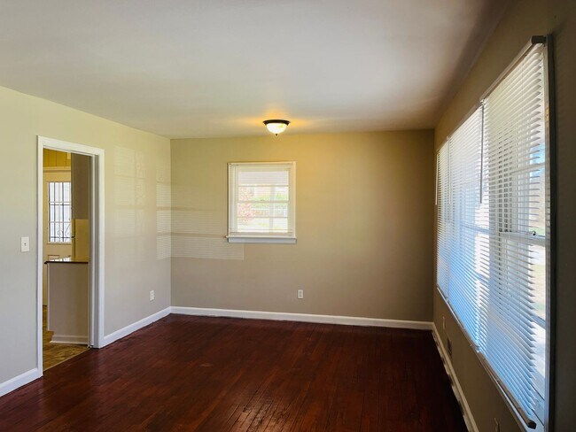 Foto del edificio - Renovated 3 bedroom 1.5 bathroom home in A...