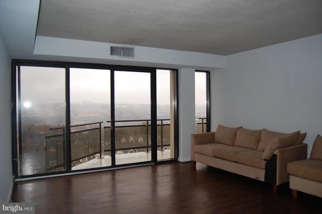Building Photo - 1530 Key Blvd