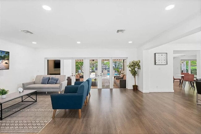 Building Photo - 413 Holiday Dr