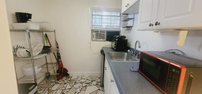 Foto del edificio - MIDTOWN Furnished Cottage W/ Utilities, Wi...