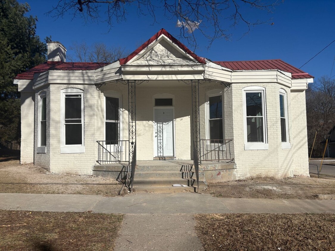 Building Photo - 622 7th St