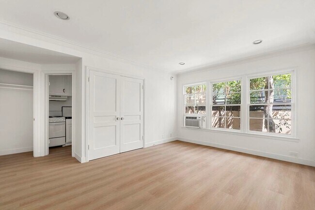 Foto del edificio - 346 N Palm Dr