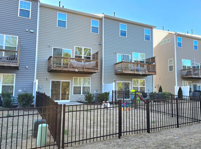 Building Photo - 4 Bedroom 3.5 Bathroom Townhome w/ Upgrade...