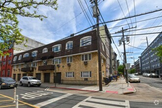 Building Photo - 533 Madison St