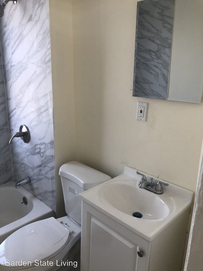Building Photo - 4 br, 2.5 bath House - 832 S 15th Street