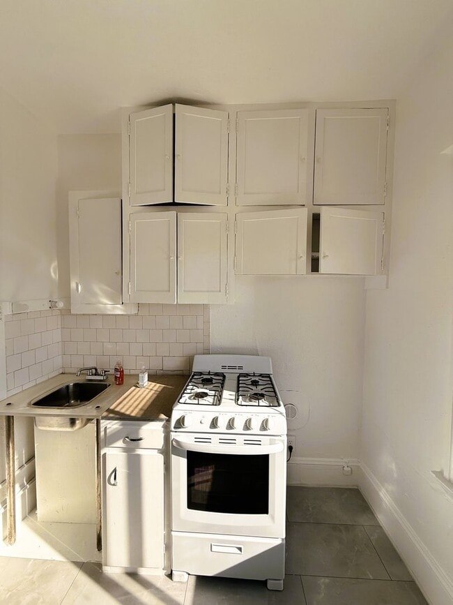 Building Photo - 464 41st St