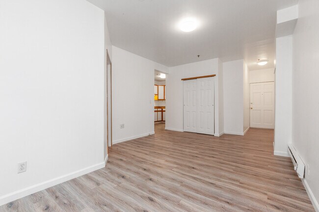 Building Photo - 2144 Waverly Pl N