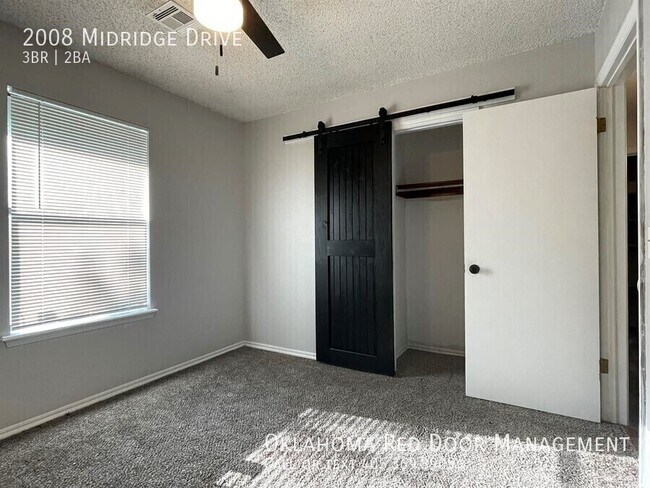 Foto del edificio - 2008 Midridge Dr