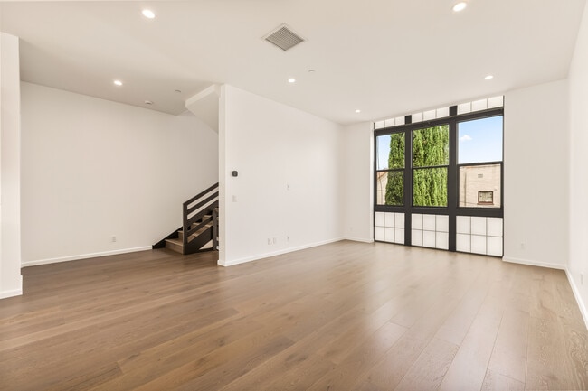 Building Photo - 1825 1/2 Alsace Ave