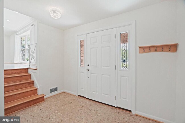 Building Photo - 6607 Lone Oak Dr