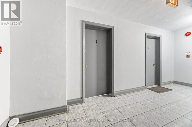 Photo du bâtiment - 1031 Churchill Ave