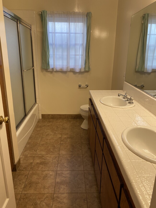 Master Bathroom - 1536 Winchester Ave