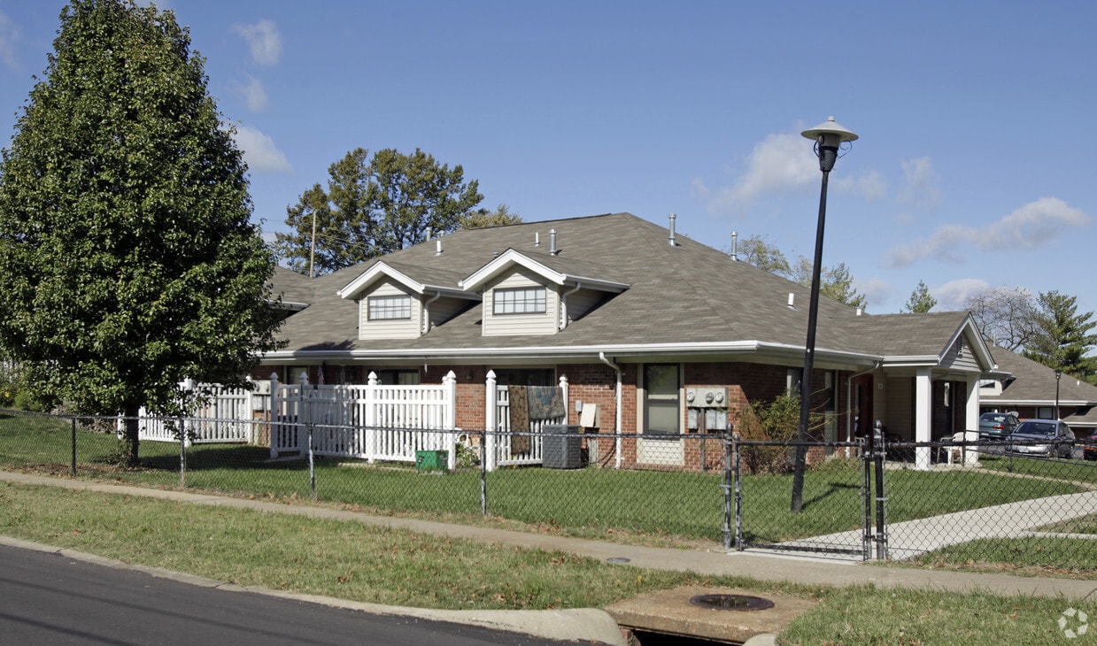 Fee Fee Manor Apartments Apartments in Maryland Heights, MO