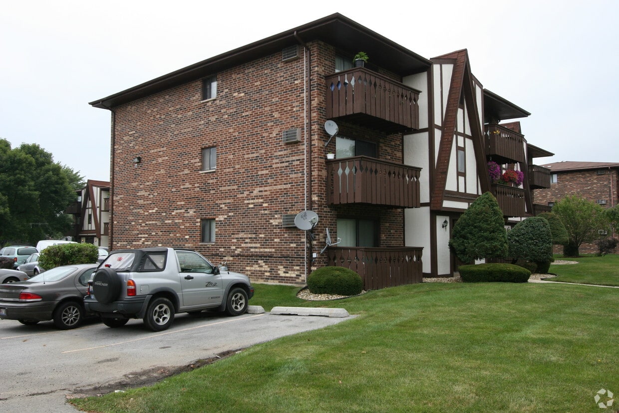 5650 Independence Ave, Oak Forest, IL 60452 Apartments in Oak Forest