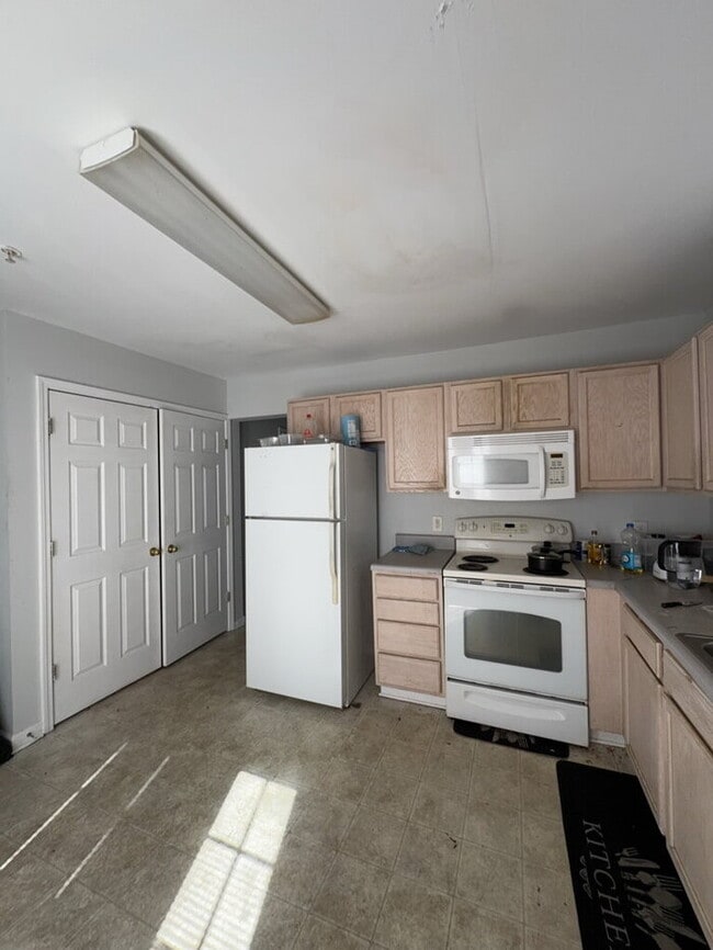 Foto del edificio - "Charming 1-Bedroom Townhouse Retreat on Campus Drive!"