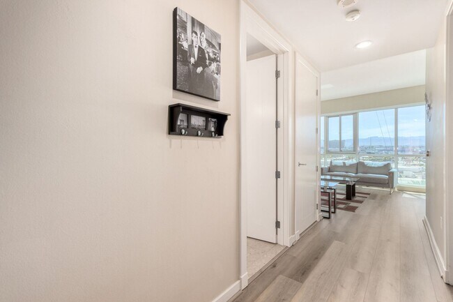 Building Photo - Fully Furnished Panorama Unit