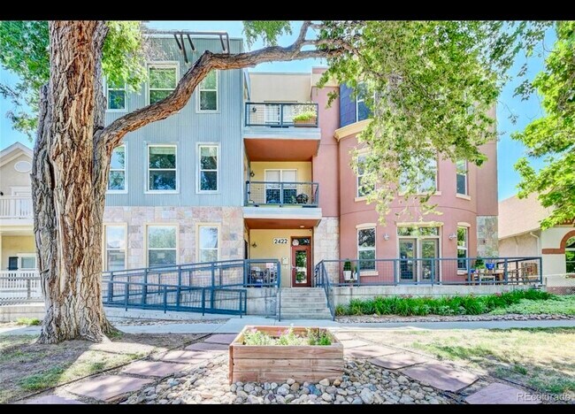 Building Photo - 2422 Tremont Pl