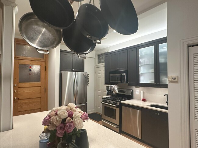 Foto del edificio - 807 W Buckingham Pl
