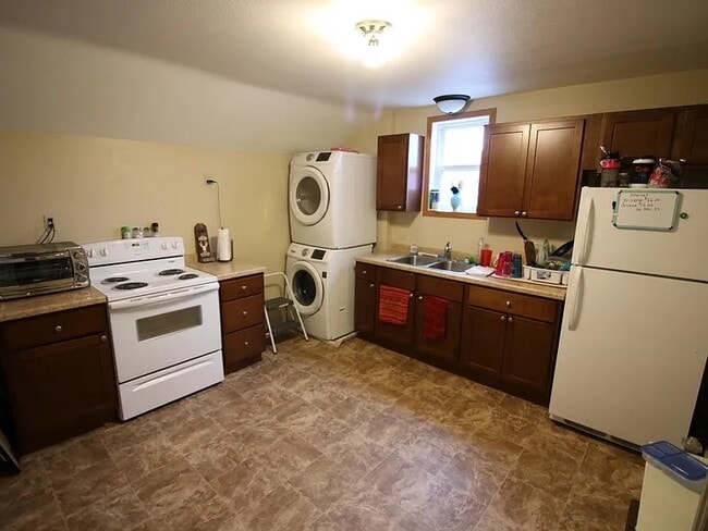 Building Photo - 177 E 9th St