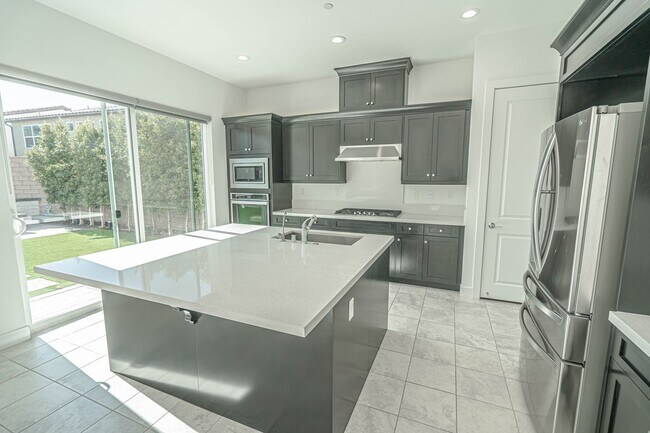 Foto del edificio - 5-Bedroom Home with Loft in Gated Victoria at Plum Canyon!