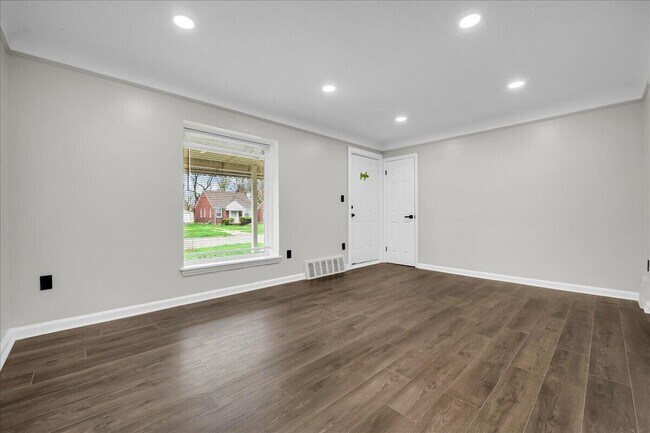 Foto del edificio - 9090 Stahelin Ave