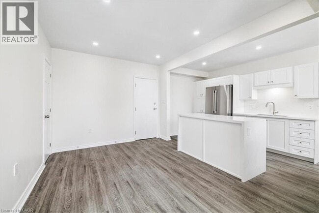 Building Photo - 68 Peel St