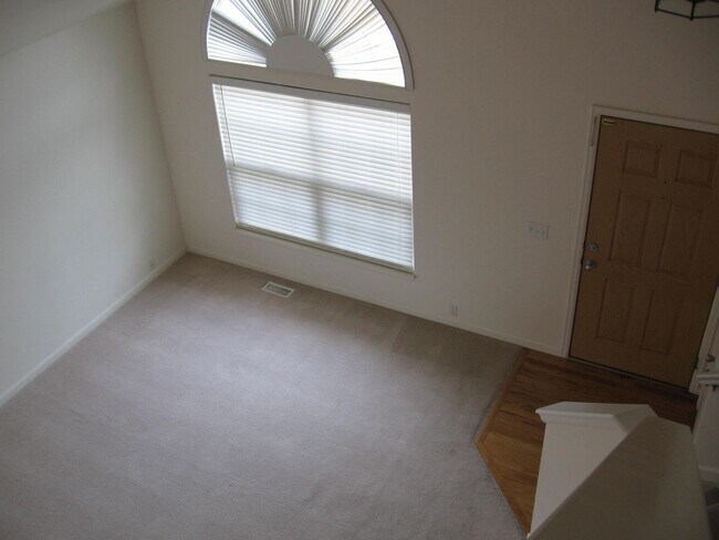 Foto del edificio - BRIGHT AND BEAUTIFUL 2 STORY HOME