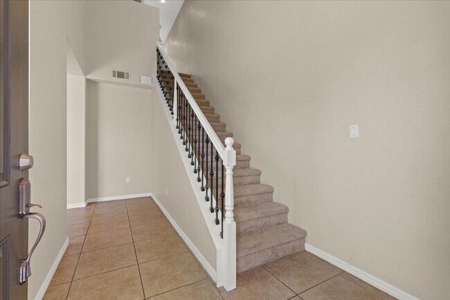 Foto del edificio - Spacious, Stylish & Partially Furnished 3-Bedroom Home with Attached Garage