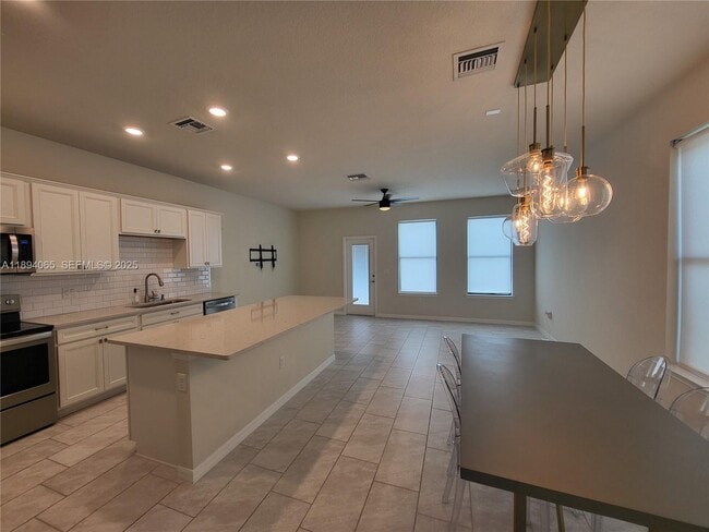 Building Photo - 2820 Troubadour St