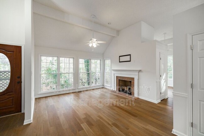 Foto del edificio - 243 Ashbrook Dr