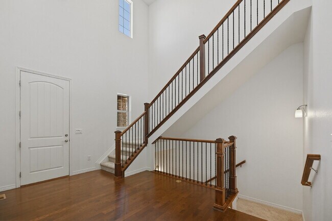 Foto del edificio - $4,445.95 with $300 Off the first month's rent, 5 Beds - 3.5 Bath, Single Family Home in Broomfie...