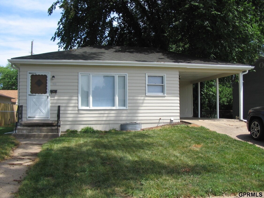 910 E Hopkins Dr, Bellevue, NE 68005 House Rental in Bellevue, NE