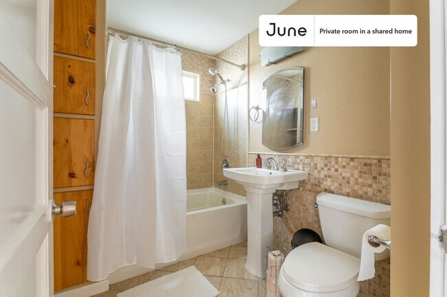 Foto del edificio - Room in Shared 3 bed/1 bath home