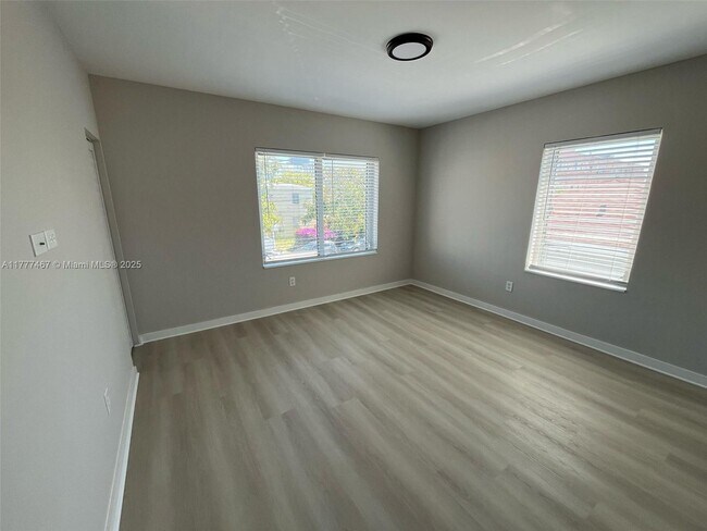 Building Photo - 534 SW 6th Ct