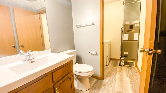 Building Photo - 303 Country Villa Ln