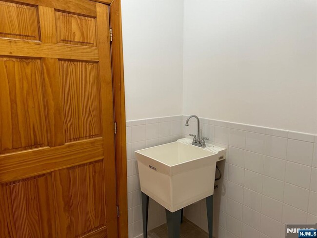Foto del edificio - 160 E 6th St