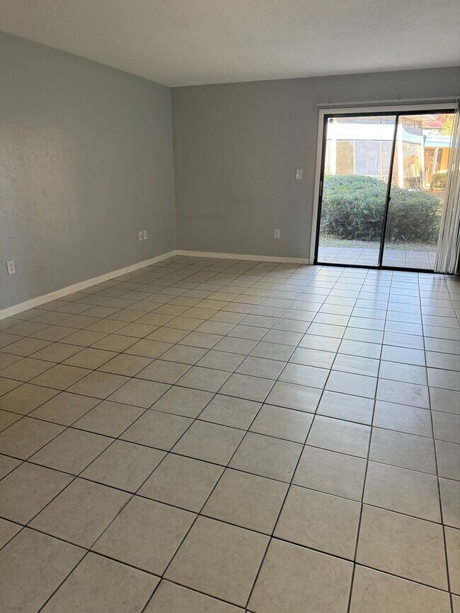 Foto del edificio - * MOVE IN SPECIAL * 1/2 OFF 2ND MONTH'S RENT!! Location, location, location! 876 SF Unit- 1 bd/ 1...
