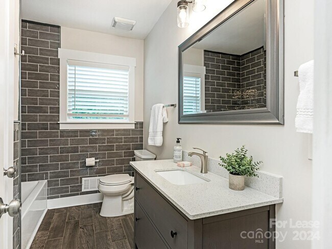 Foto del edificio - 3319 Providence Rd