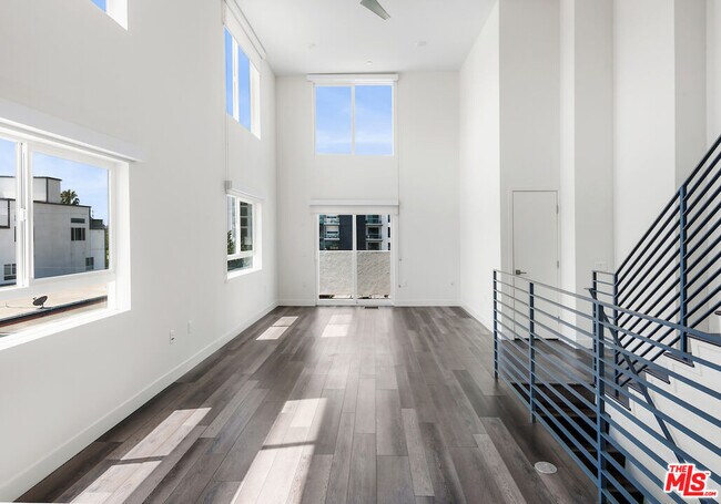 Building Photo - 3667 Mentone Ave